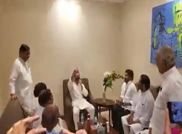 BJP Takes Jibe at Rahul Gandhi, Shares Video of Him Sitting With Telangana Congress Leaders and Asking Them ‘Kya Bolna Hai’