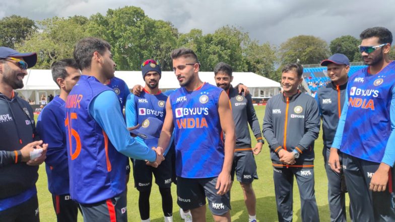 Umran Malik Makes International Debut During India vs Ireland 1st T20I in Malahide, Bhuvneshwar Kumar Hands Him Cap