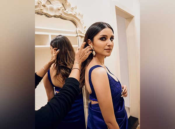 Entertainment News | 'Dive Against Debris': Parineeti Chopra Collects Plastic Waste from Ocean While Scuba Diving