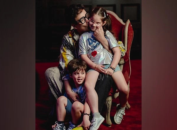 Entertainment News | Karan Johar Shares Pictures of Twins Yash and Roohi, Pens a Heartfelt Note on Father's Day