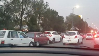 Pakistan Petrol Price Hike: Long Queues at Islamabad, Rawalpindi Petrol Pumps After Oil Companies Stop Supply (Watch Video)