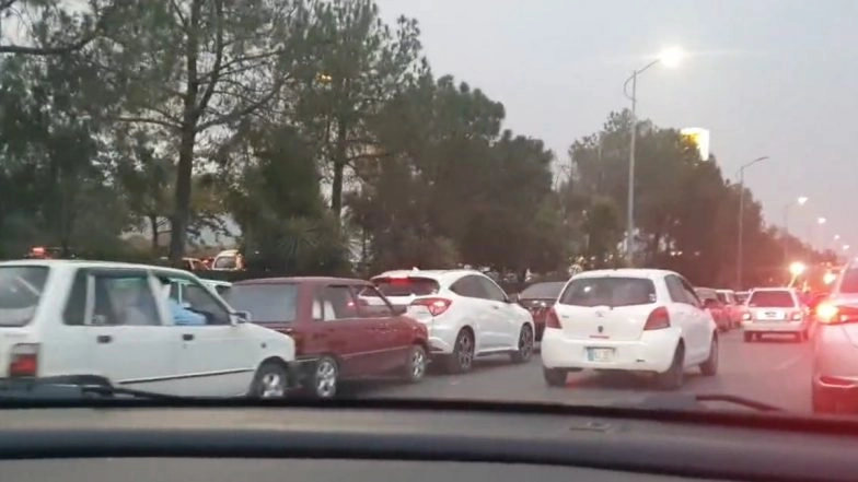 Pakistan Petrol Price Hike: Long Queues at Islamabad, Rawalpindi Petrol Pumps After Oil Companies Stop Supply (Watch Video)