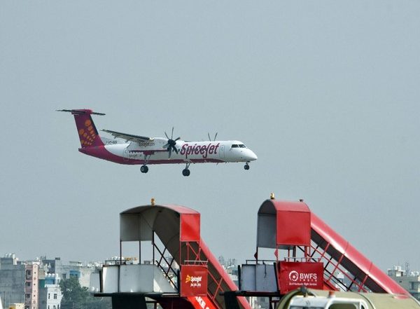 India News | Jabalpur-bound SpiceJet Flight Makes Landing in Delhi After Failure to Regain Cabin Pressure Differential