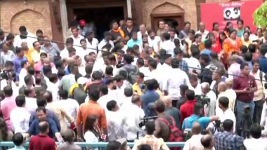 Maharashtra Political Crisis: Eknath Shinde Supporters Gather Outside Rebel MLA’s Residence in Thane Ahead of Supreme Court Hearing