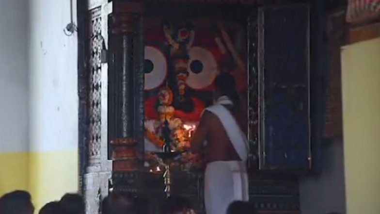 Puri Rath Yatra 2022: Watch Video of Patitapaban Darshan of Lord Jagannath Mounted in Gumuta Griha at Shree Jagannatha Temple