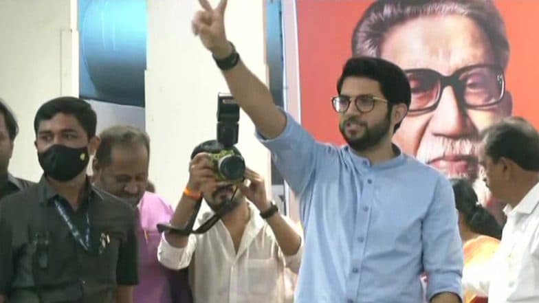 Aaditya Thackeray Addresses Shiv Sena Supporters in Kalina Amid Political Crisis in Maharashtra