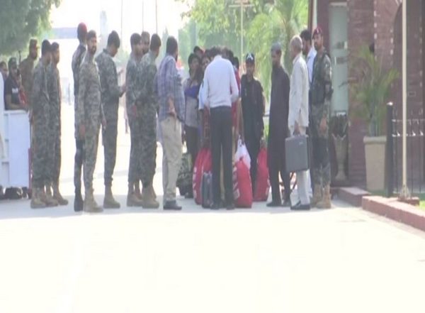 World News | Pakistan Releases 20 Indian Fishermen Through Attari Wagah Border