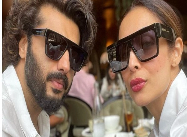 Entertainment News | Arjun Feeds Fries to Malaika as Couple Enjoys Yummy Brunch in Paris