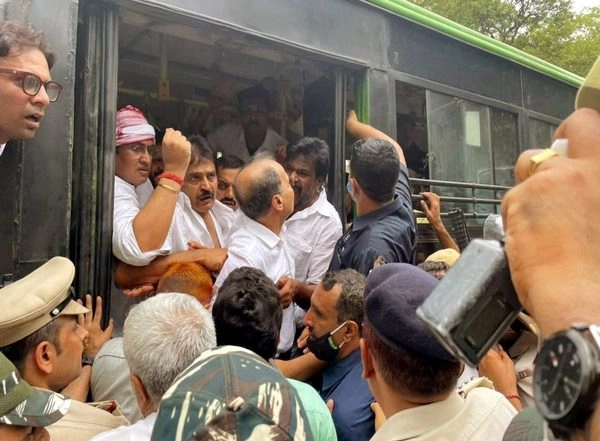 India News | Rahul Gandhi ED Probe: Cong Delegation to Meet President over Police Misbehaviour with Party MPs During Protests