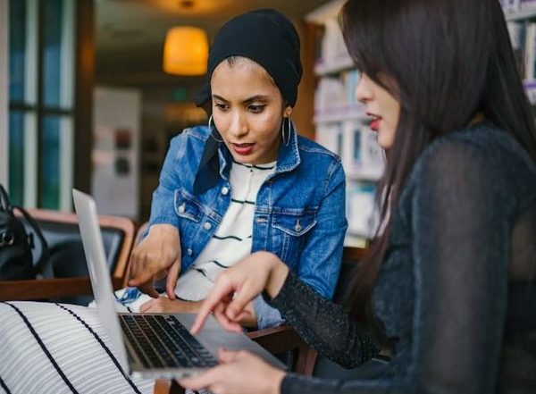 Lifestyle News | Study Finds Women Dislike Receiving Communality Compliments at Work