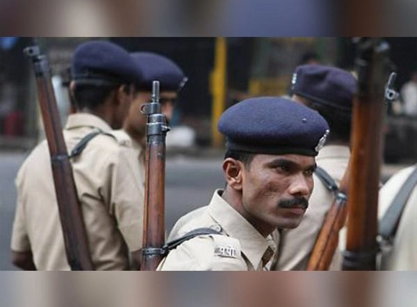 India News | Hyderabad Police Thrash Drunkard for 'creating Nuisance'