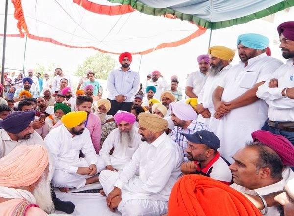 India News | Amid Protests, Bhagwant Mann Meets Family of Sidhu Moose Wala Days After He Was Shot Dead