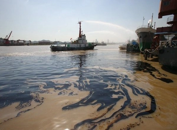 Environment News | Study Reveals More Than 90 Pc of World's Oil Slicks Occur Due to Humans