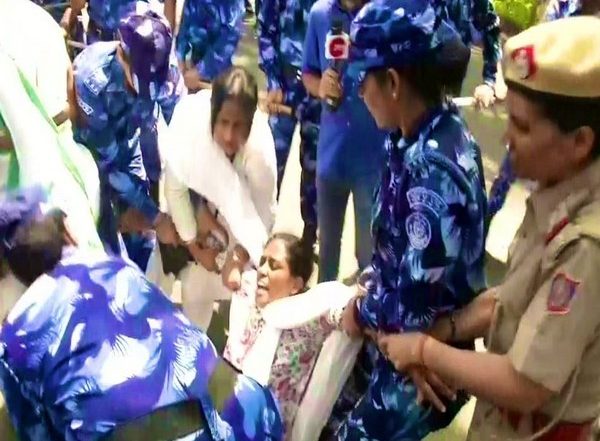 India News | Congress MP Jothimani Hospitalised; Adhir Ranjan Claims She Was Beaten Up by Delhi Police