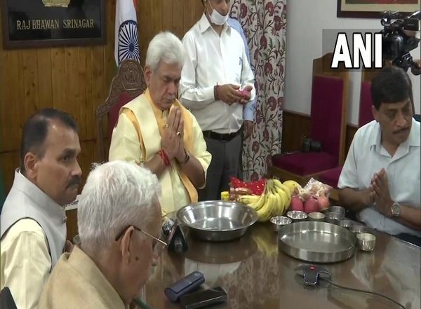 India News | J-K: LG Manoj Sinha Offers Prayers to Lord Amarnath