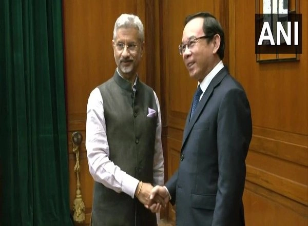 World News | Jaishankar Meets Senior Communist Party Leader of Vietnam, Nguyen Van Nen