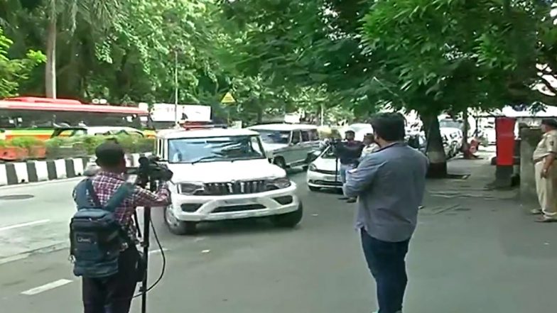 Maharashtra Political Crisis: Leaders of Nationalist Congress Party Arrive at Sharad Pawar's Residence for a Meeting (Watch Video)