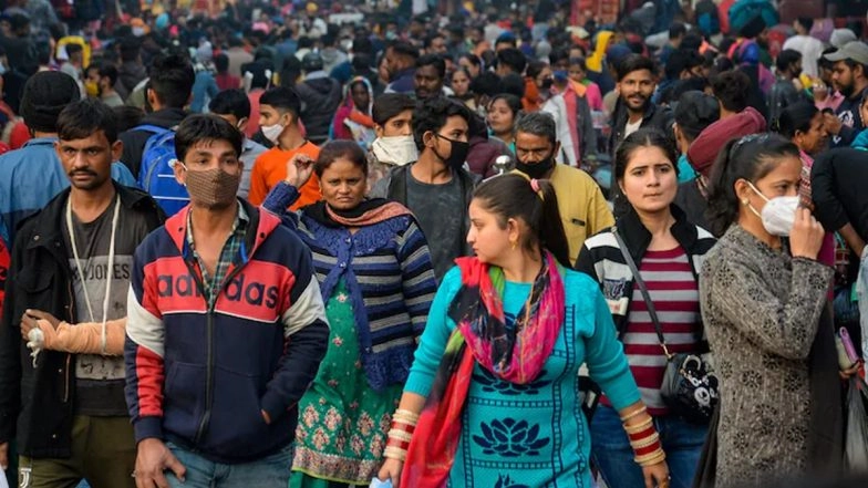 COVID-19 in Maharashtra: CM Uddhav Thackeray Hints at Bringing Back Curbs Amid Rise in Cases, Task Force Suggests Making 'Masks Compulsory in Public Places'