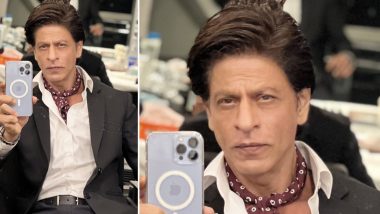 Shah Rukh Khan Thanks All for Celebrating His 30 Years in Bollywood, Shares a Suave Pic Flaunting His iPhone!