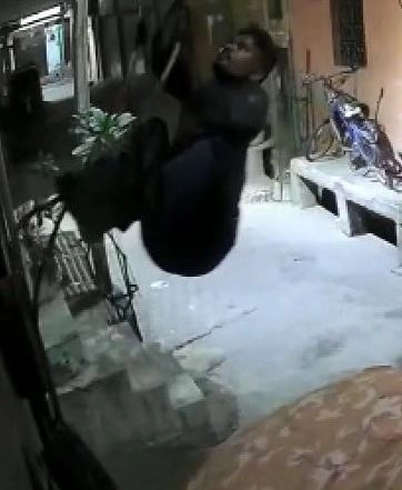 India News | Thief Scrambles Across Walls to Rob House, His 'Spider-Man' Moves Caught on Camera