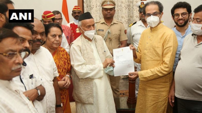 Uddhav Thackeray Resigns: Shiv Sena Chief Reaches Raj Bhavan to Submit His Resignation to Governor Bhagat Singh Koshyari (Watch Video)