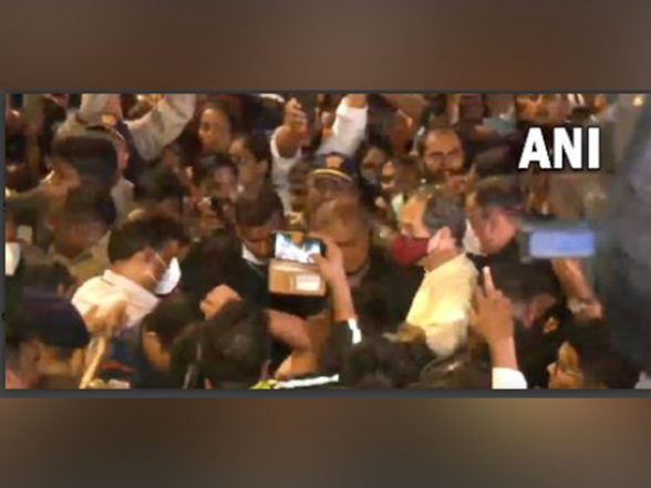 India News | Maharashtra CM Greets Hundreds of Sena Supporters on Reaching 'Matoshree' - Vimarsana News