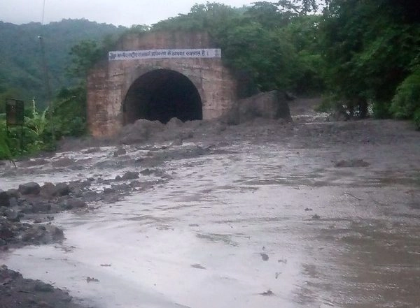 India News | Another Landslide Hits Meghalaya's Sonapur Tunnel, Commuters Requested to Avoid Unnecessary Travelling