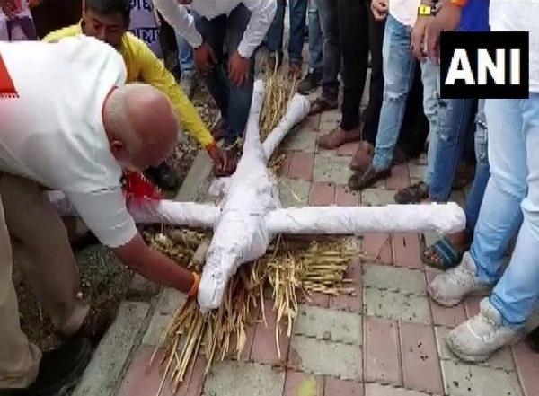 India News | Shiv Sena Workers Take out Symbolic Funeral Procession of Rebel MLAs