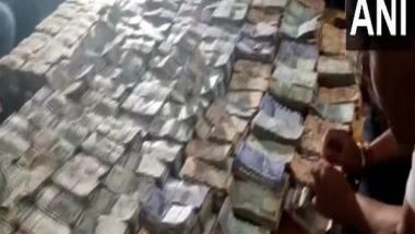 India News | Bihar Drugs Inspector Residence Raided, Pile of Cash Seized