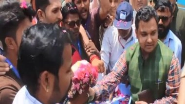 India News | Amarnath Yatra: First Batch of Pilgrims Reach Pahalgam, Gets Warm Welcome from Locals