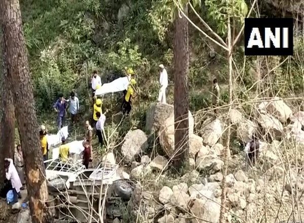 Uttarakhand Road Accident: 5 Dead After Vehicle Falls Into Gorge at Ghansali-Ghuttu Road in Tehri