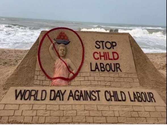 World Day Against Child Labour 2022 Sand Art by Artist Sudarsan Pattnaik at Puri Beach Spreads the Message of ‘Stop Child Labour’ (View Pic) | LatestLY