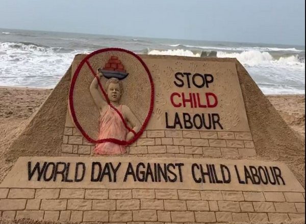 World Day Against Child Labour 2022 Sand Art by Artist Sudarsan Pattnaik at Puri Beach Spreads the Message of 'Stop Child Labour' (View Pic)