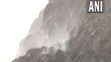 India News | Delhi: Smoke Continues to Rise from Smouldering Bhalswa Landfill