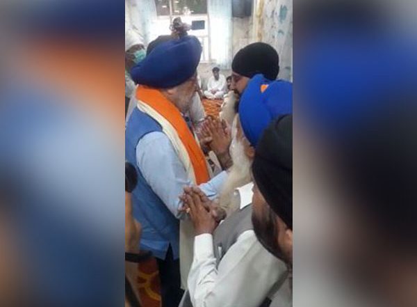World News | Hardeep Puri Hands over PM Modi's Letter to Afghan Community, Meets Family of Sikh Man Killed in Kabul Attack