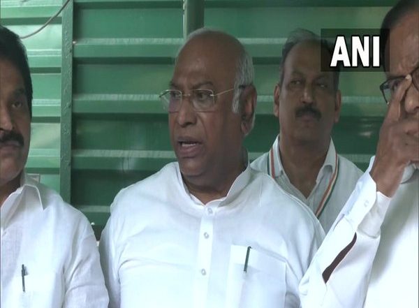 India News | Police Assaulted MPs, Denied Them Food and Water: Congress Cries Foul over Detention of Party Leaders