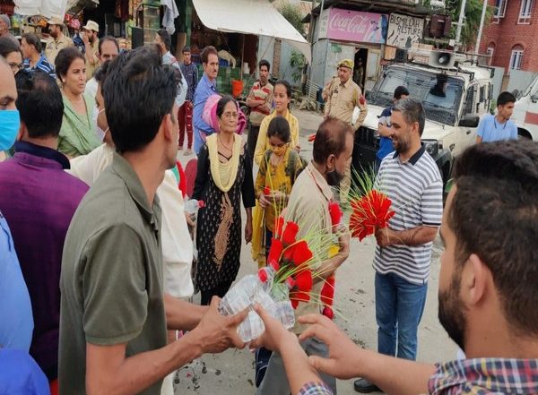 India News | J-K: Pilgrims Arrive at Mata Kheer Bhawani Mela Near Srinagar