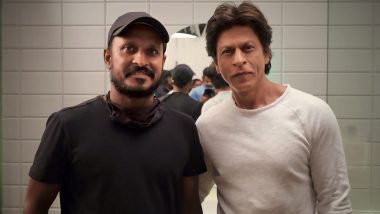 Shah Rukh Khan Looks Charismatic as He Poses with a Star-Struck Cameraman at Studio (View Pic)