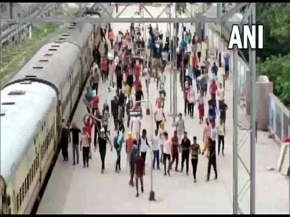 India News | Mob Vandalises Train in UP's Ballia During Protest over Agnipath Scheme - Vimarsana News
