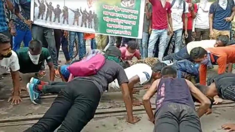 Agnipath Protest Row: Agitators Demand Roll Back of NDA’s Recruitment Scheme by Doing Push-Ups on Railway Tracks in West Bengal