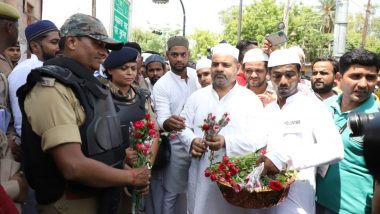 Uttar Pradesh: Lucknow Police Offer Roses to All Namazis Who Came to Tile Wali Masjid