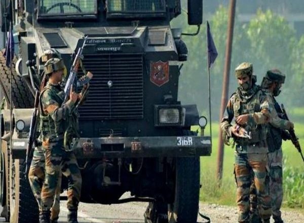Jammu & Kashmir Encounter: Terrorist Who Shot Dead Bank Manager Vijay Kumar From Kulgam, Killed in Shopian