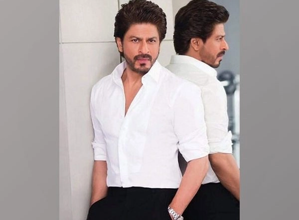 Entertainment News | Fan Recalls His Dad's 'selfie' with Shah Rukh Khan
