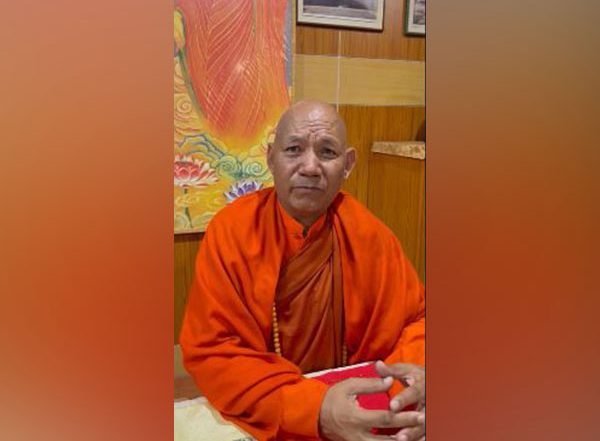 India News | Bhikkhu Sanghasena, Recipient of PM Yoga Awards 2021, to Organise 'biggest' Yoga Camp Alongside Ladakh's Pangong Lake