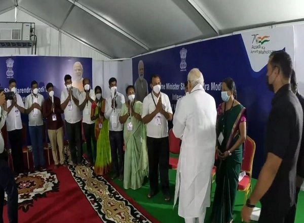 India News | Will You Stitch My Kurta? PM Modi Asks While Interacting with Govt Scheme Beneficiaries in Mysuru