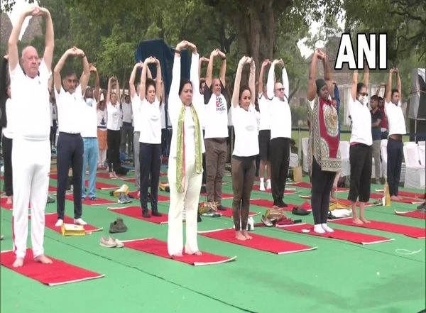India News | Delhi: Union Ministers Meenakashi Lekhi, Arjun Ram Meghwal Perform 'asanas' Ahead of International Yoga Day