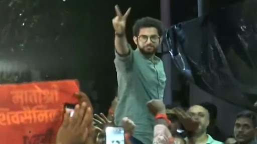 Aaditya Thackeray Shows Victory Sign After Reaching Matoshree From Varsha (Watch Video)