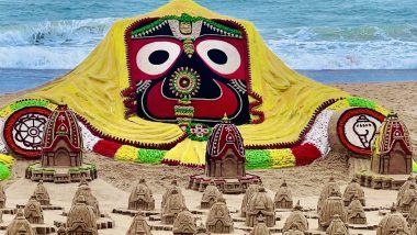 Puri Rath Yatra 2022 Sand Art: Sudarshan Pattnaik Makes Magnificent Sculpture of Lord Jagannath And 125 Sand Chariots on Puri Beach in Odisha; Watch Video & Pic