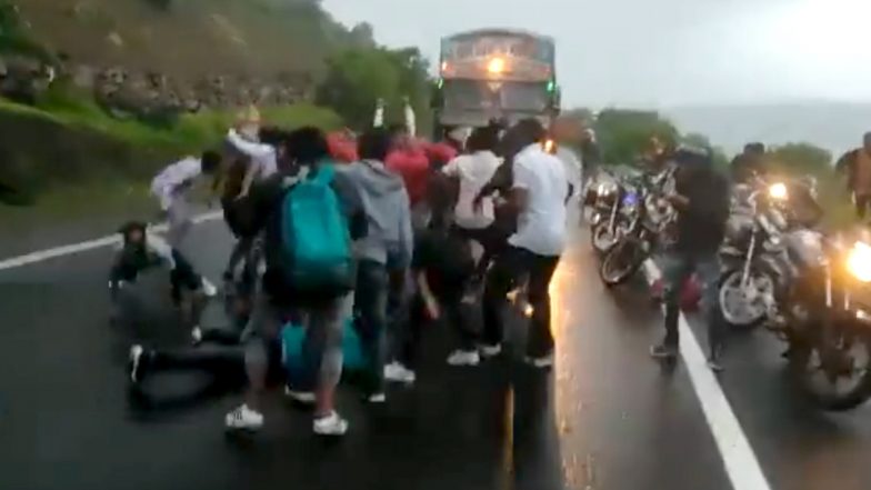 Video of Bikers Dancing to ‘Nagin Tune’ Courtesy Truck Horn Honking Goes Crazy Viral; Internet Has Mixed Reactions