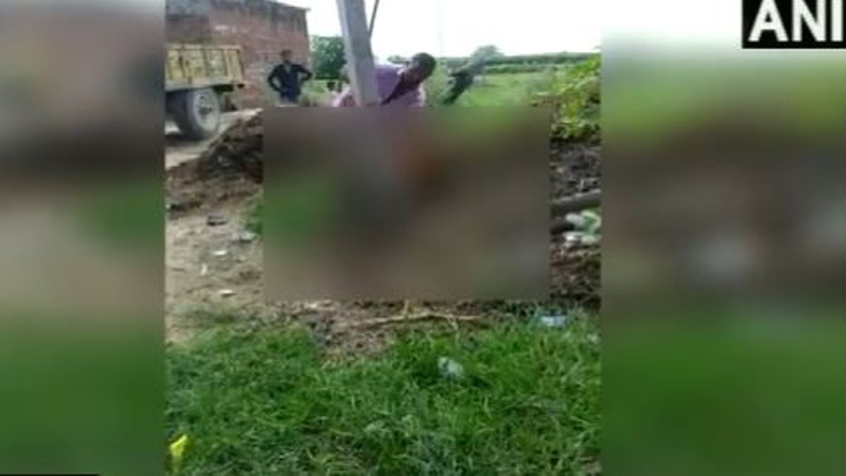 Uttar Pradesh Horror Agra Man Caught Beating Wife Tied to A Electric Pole on Camera LatestLY